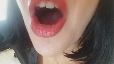 Älskling, din styvmor låter dig inte gå till skolan idag... Jag behöver dig för mycket...